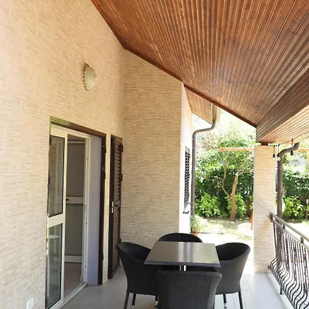 In Qerret - 100 M From The Villa *