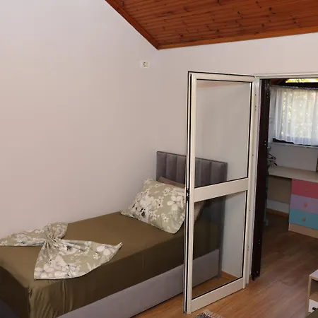 In Qerret - 100 M From The Villa Golem (Tirana)