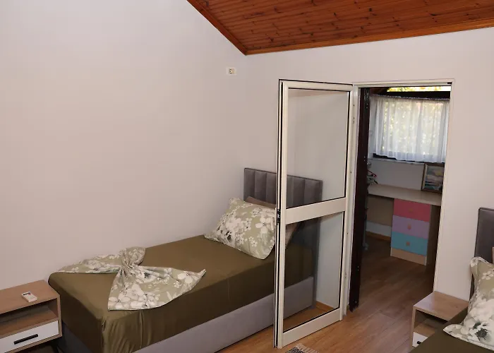 In Qerret - 100 M From The Villa Golem (Tirana)