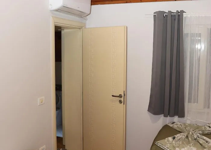 In Qerret - 100 M From The Villa Golem (Tirana)